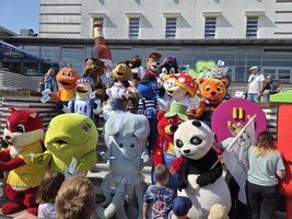 viele bunte Maskottchen auf der Maskottchenparade beim MiniMatrosen Festival zur Hanse Sail im Kurhausgarten